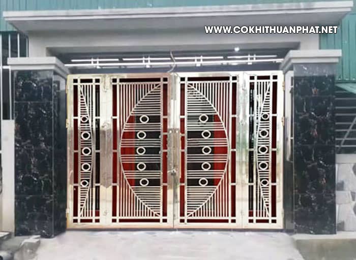 Mẫu cửa inox 4 cánh đẹp sang cho nhà thêm sáng lắp đặt tại Quận Thanh Xuân